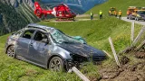 Auto bei Tschamut von Strasse abgekommen – Lenker leicht verletzt ins Spital geflogen