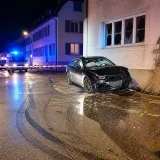 20-Jähriger stirbt bei Flucht nach Verkehrskontrolle – Audi prallt gegen Hauswand