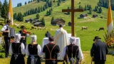 Festgottesdienst auf Alp Furgglen rückt Tradition und Gemeinschaft in den Mittelpunkt