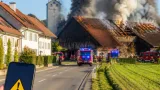 Heustock in Hilfikon brennt – Bevölkerung wird aufgefordert, Fenster zu schliessen und Gebiet zu meiden