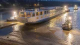 Hotelschiff der Weinfelder Reederei nach Sandbank-Manöver im Rhein wieder frei