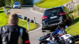 Motorradgruppe in Emmetten touchiert: Gesuchter Autofahrer setzte Fahrt trotz Kollision fort