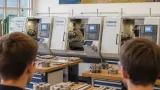 Neue Drehmaschinen stärken die Ausbildung der Urner Polymechanikerinnen und Polymechaniker