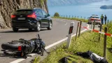 Töfflenker stürzt nach Überholmanöver in Emmetten — Autolenker flüchtet