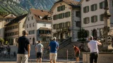 Urban Golf in Glarus: Stadtabenteuer statt Fairway – sieben Golfer entdecken neue Herausforderungen