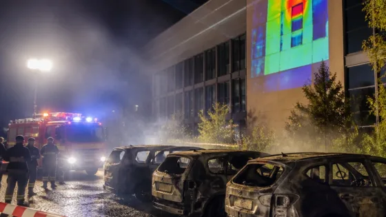 Drohne der Feuerwehren eingesetzt: Vier Fahrzeuge brannten auf Vorplatz in Baar