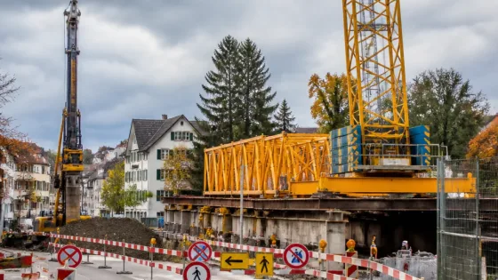 Wetzikon: Grosser Raupenkran bereitet Brückeneinsatz über Usterstrasse vor