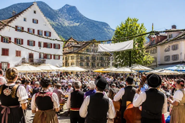 175 Jahre Frohsinn: Jubiläumsfeier auf dem Stanser Dorfplatz belebt Zentrum von Stans