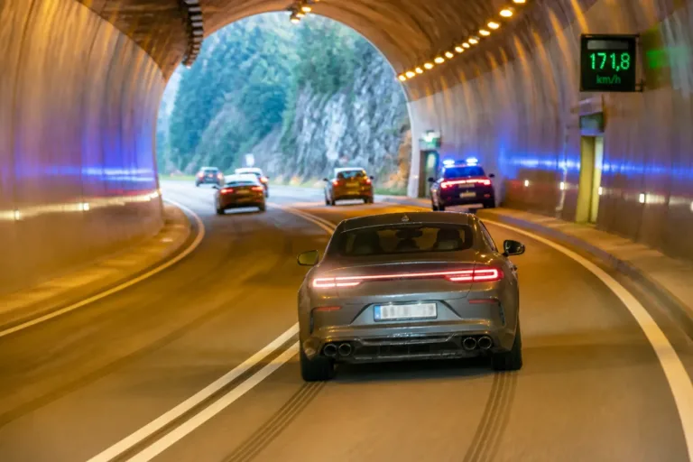22‑Jähriger rast mit 171,8 km/h durch Gotthardtunnel und überholt 21 Mal