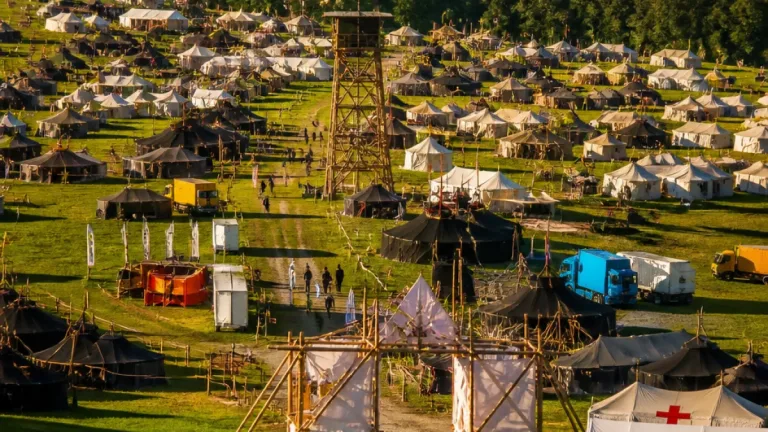 2500 Pfadis bauen zwei Wochen lang ein temporäres Dorf auf dem Degenau-Areal