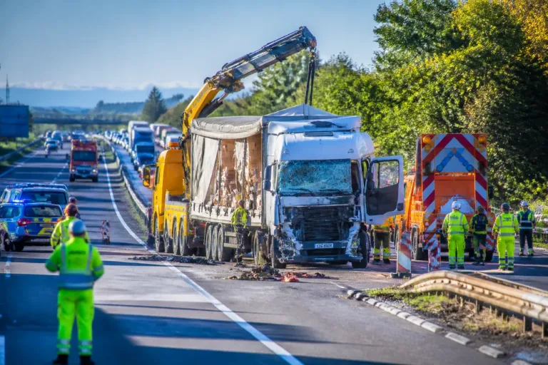 A5 bei Neuenburg: Sattelzug prallt auf Absperrfahrzeug – Fahrbahn stundenlang gesperrt