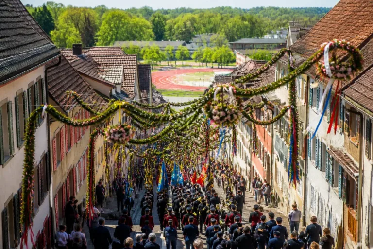 Aarau feiert Maienzug 2026: Tradition und Neubeginn in der Innenstadt