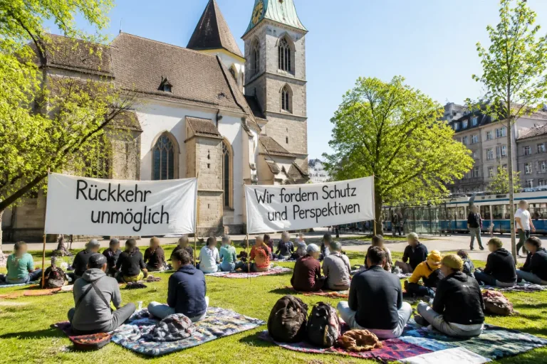 Abgewiesene Iraner demonstrieren in Zürich: Sitzstreik vor St. Jakob verlangt Perspektiven