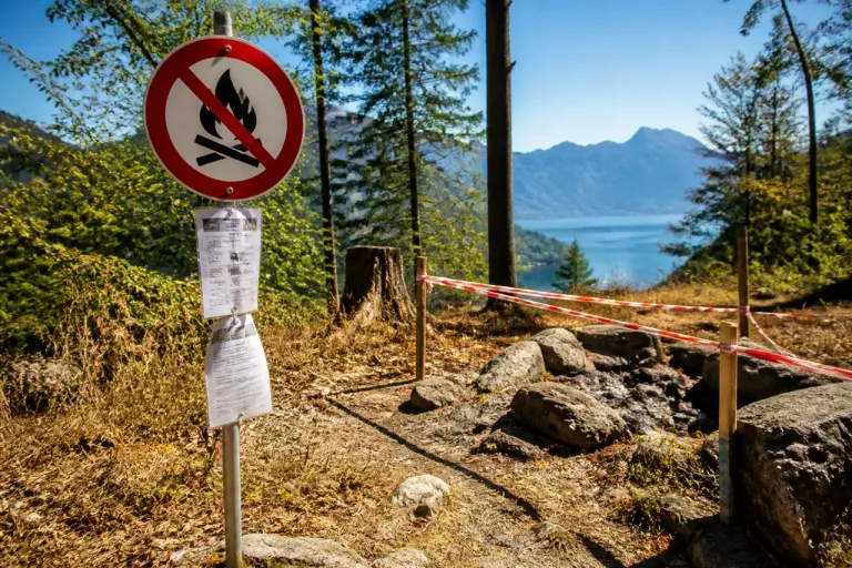 Absolutes Feuerverbot: Bräteln und offenes Feuer in und nahe am Wald verboten
