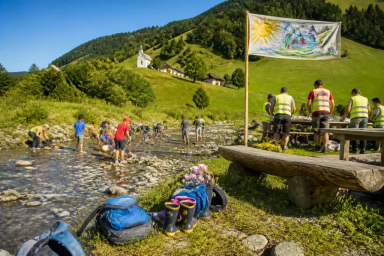 Älggi-Lager feiert 20. Ausgabe: Bachabenteuer und bewährte Helferscharen am Mittelpunkt der Schweiz