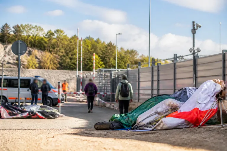 Aktivisten protestieren gegen Rechenzentrum in Beringen – Diskussion um Wasser- und Stromverbrauch entfacht