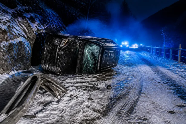Alkoholisiert verunfallt: Geländewagen überschlägt sich in Innerschwyz