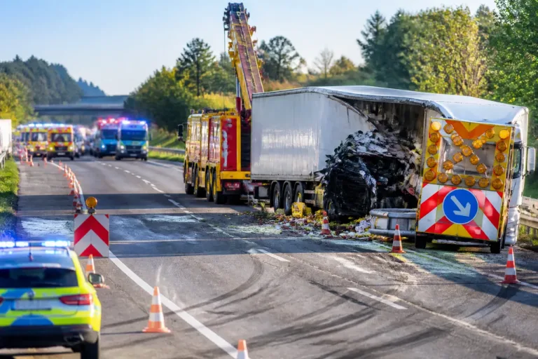 Auffahrunfall auf der A5 bei Neuenburg führt zu stundenlanger Sperrung