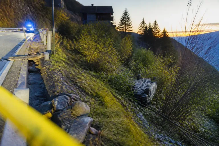 Auto durchbricht Geländer und stürzt in Spiringen rund 40 Meter den Hang hinunter
