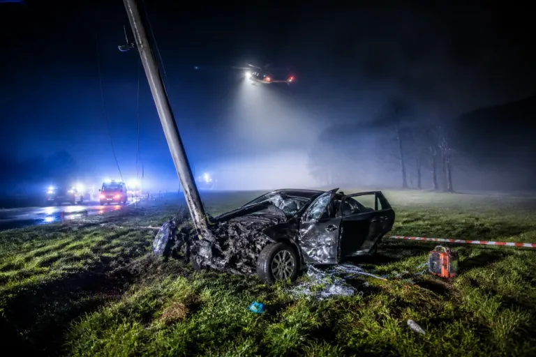 Auto fährt bei Aachmüli von der Strasse und kollidiert frontal mit Strommast