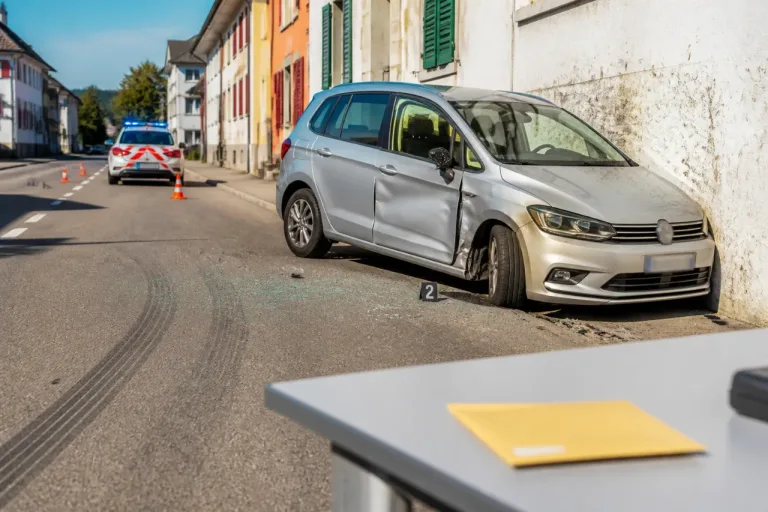 Autofahrerin prallt in Mauer in Gossau – Führerausweis abgenommen