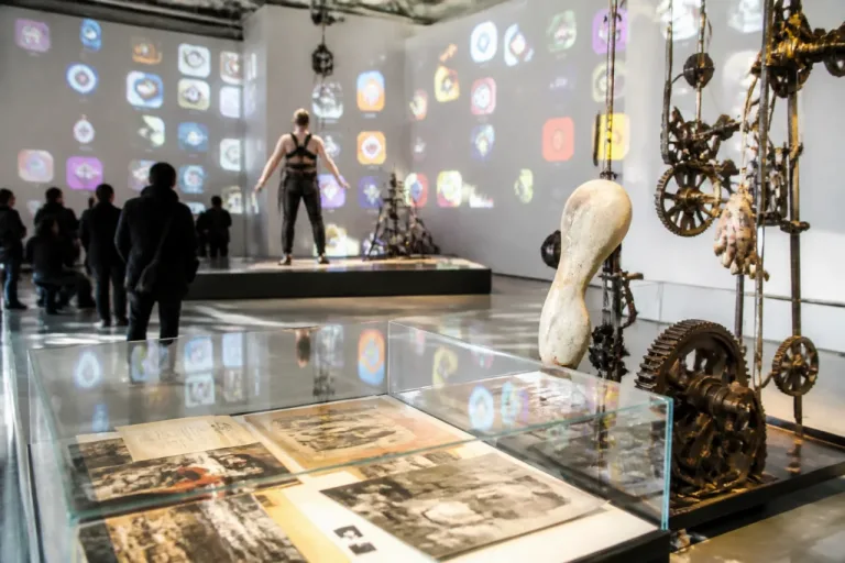 Basel: Museum Tinguely zeigt «Labouring Bodies» – Technik formt den weiblichen Körper