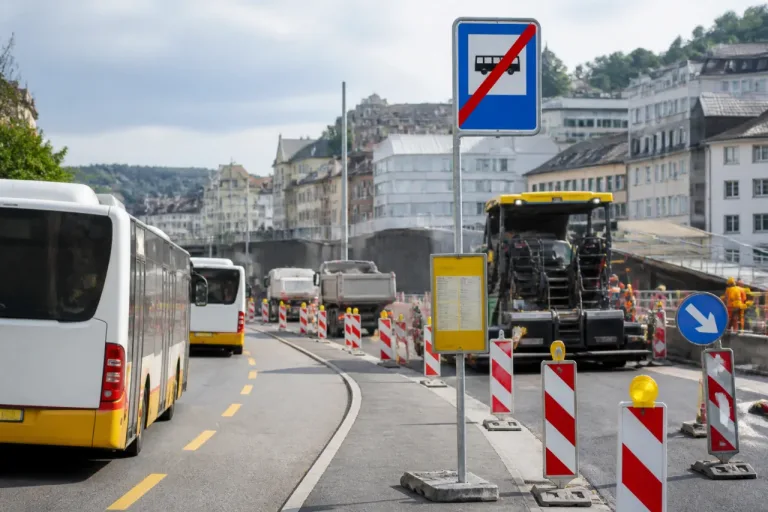 Belagsarbeiten auf der Hochstrasse: Sperrung und grosse Busumleitungen am Wochenende