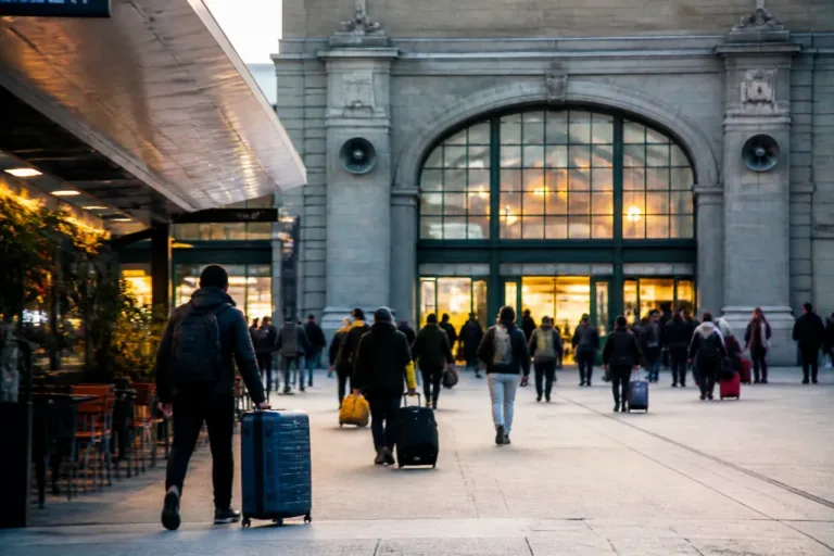 Beschallung am Bahnhof Bern sorgt für Streit um öffentlichen Raum