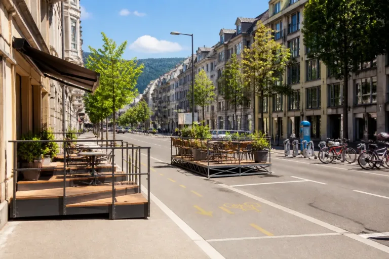Biel richtet neue Gastroterrassen an der Aarbergstrasse ein und verlegt Veloparkplätze