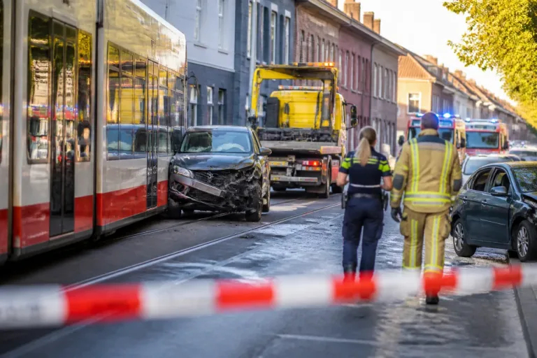 Zwei Verletzte bei Zusammenstoss zwischen Auto und Straßenbahn auf der Hattinger Strasse in Bochum