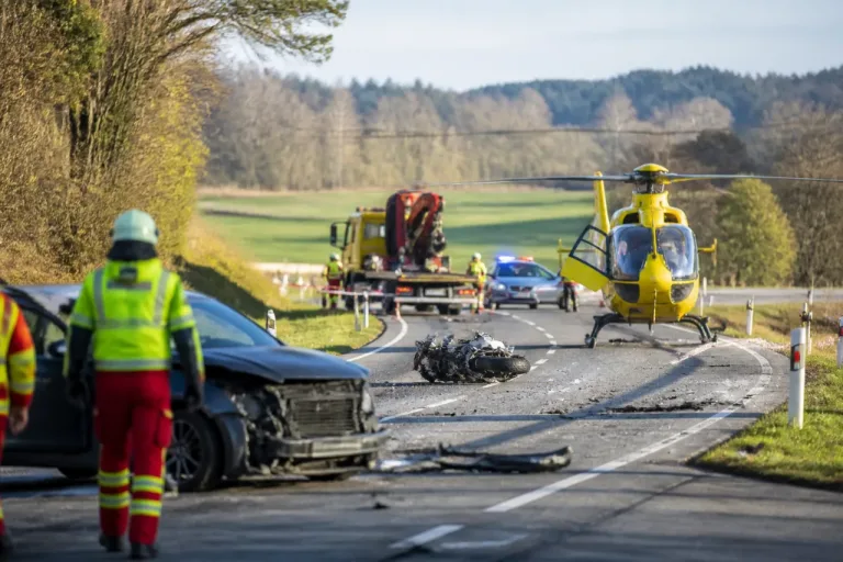 Schwerer Unfall auf der L 1205: Motorradfahrerin nach Frontalkollision mit Rettungshubschrauber ins Spital