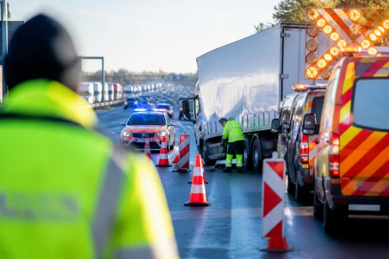 Lkw fährt auf Fahrzeug der Autobahnmeisterei auf – A5 bei Hartheim kurzzeitig gesperrt