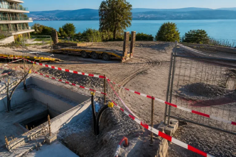 Baustahl-Diebstähle und Maschinenraub: Täter hinterlassen Schaden von sechsstelliger Höhe