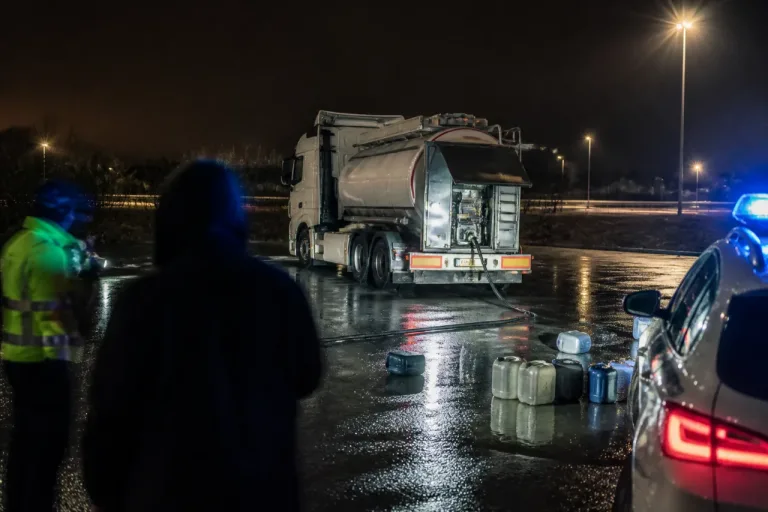 Unbekannte zapfen rund 400 Liter Diesel aus Sattelzug auf Parkplatz an der A7 ab