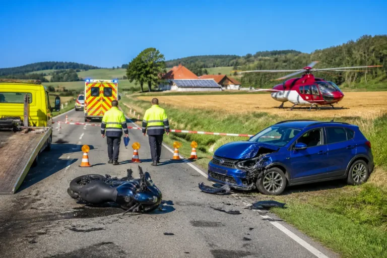 Zweiradfahrer bei Kollision auf L1095 schwer verletzt – Strasse stundenlang gesperrt