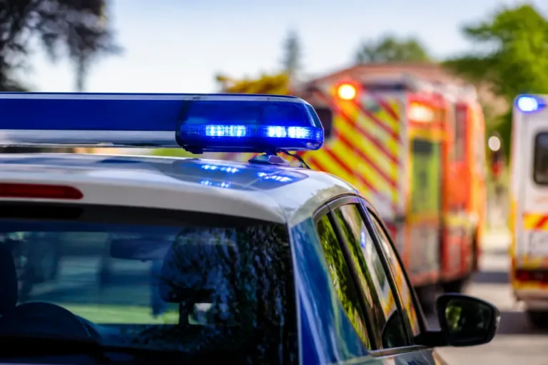 Schulbus in Salem von Strasse abgekommen: 8 Kinder leicht verletzt, Fahrerin mittelschwer verletzt