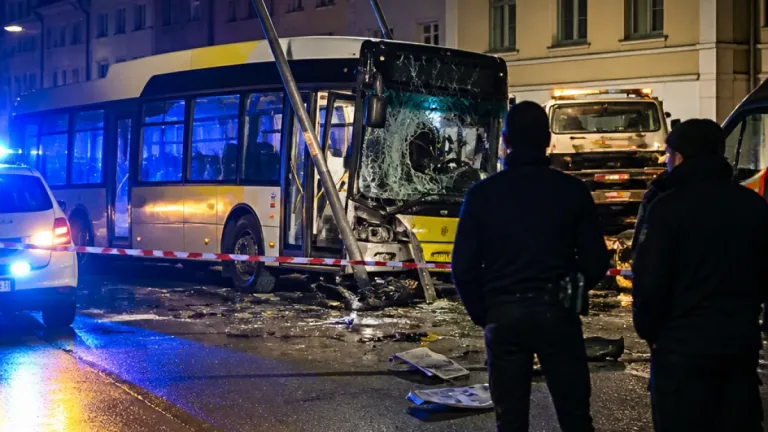 Bus rasiert Strassenlampe und überrollt Töff – Fahrer versucht weiterzufahren