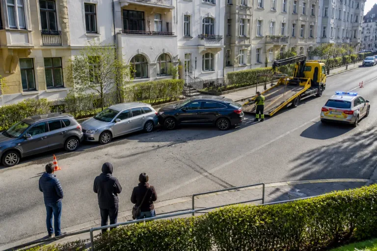 Chur: Kontrollverlust auf Loëstrasse – drei Autos beschädigt, niemand verletzt