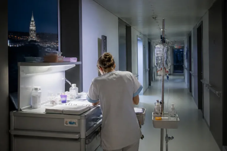 Debütroman aus Bern: Pflegefachfrau schildert die Belastung auf psychiatrischer Nachtschicht