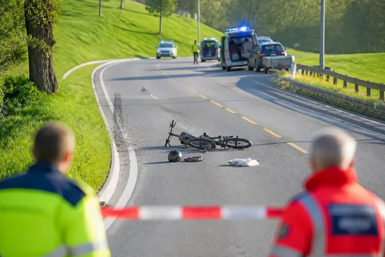 E-Bikerin bei Überholmanöver in Schindellegi gestürzt – Unfallfahrer flüchtig