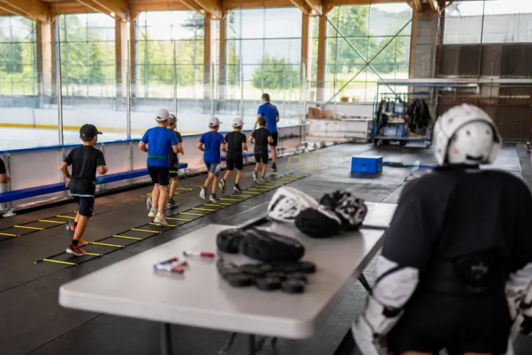 EVZ öffnet Trainingswelt für Kinder: Ferienpass mit Leonardo Genoni begeistert Nachwuchs