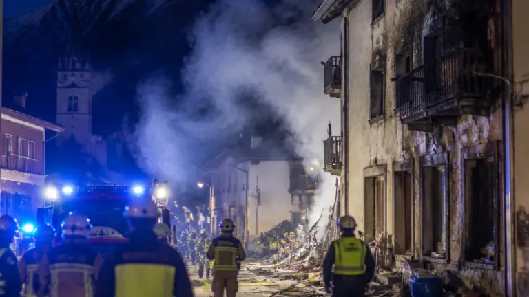 Explosion in Leontica: Drei Polizisten verletzt, Feuer im Dorfkern gelöscht