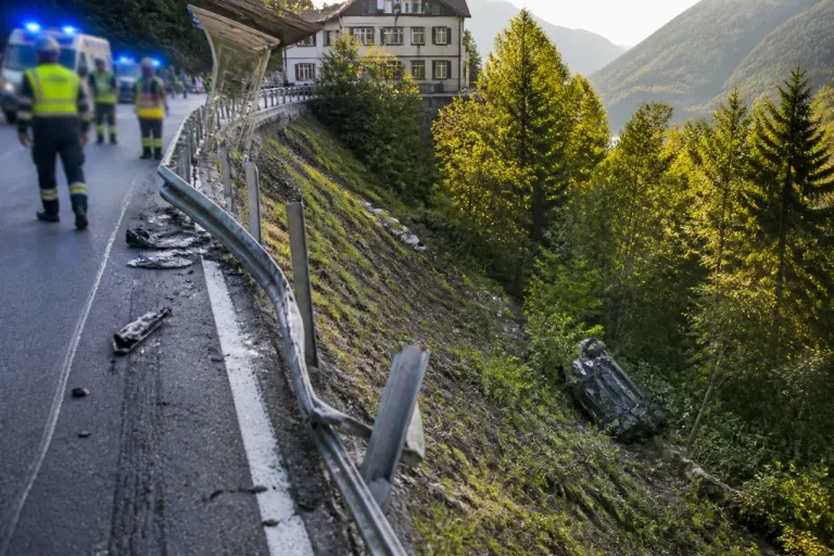 Fahrzeug bei Spiringen 40 Meter den Hang hinuntergestürzt – Lenker leicht verletzt