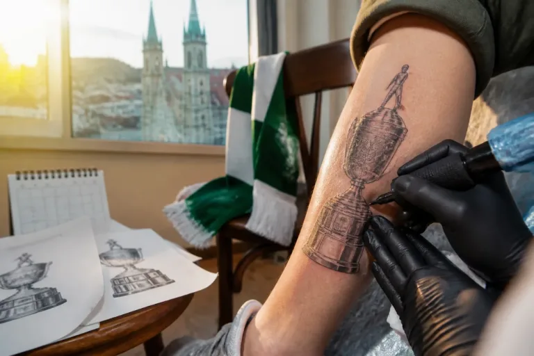 FCSG-Präsident Hüppi lässt sich Sandoz-Trophäe als Tattoo stechen