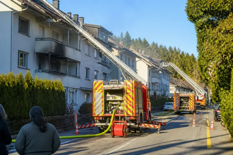 Feuer auf Balkon in Turgi: Landstrasse vorübergehend gesperrt, Einsatz rasch beendet