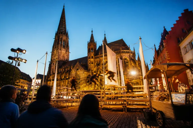 Zirkus Harlekin bespielt den Münsterplatz: Akrobatik und Strassenkunst in Freiburg