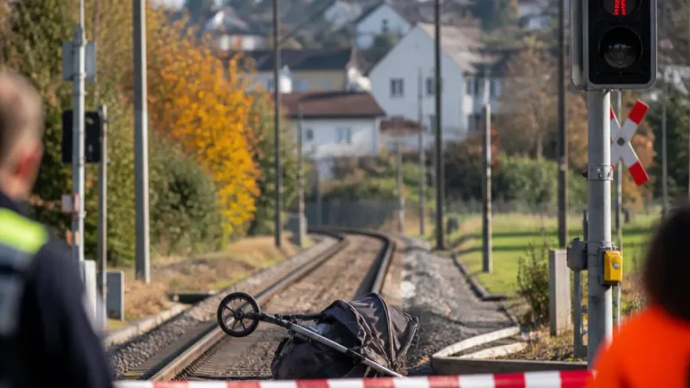 Frau von Regioexpress an Bahnübergang erfasst — Kind unverletzt gerettet