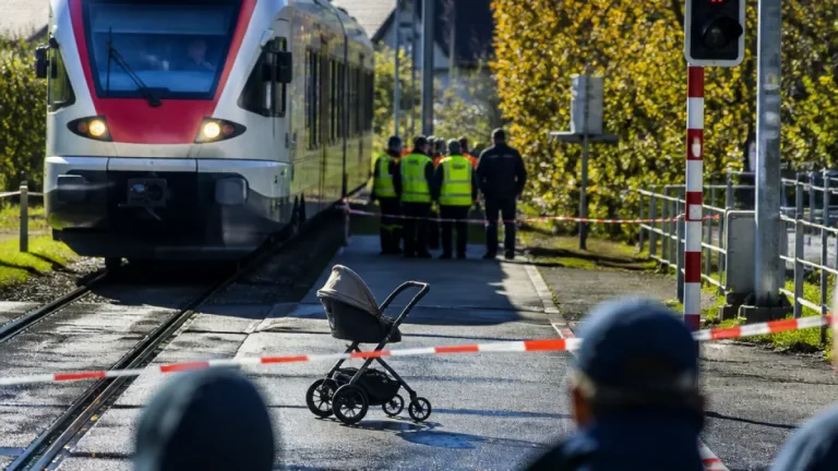 Frau von Zug erfasst – Unfall an unbeschranktem Bahnübergang wirft Sicherheitsfragen auf