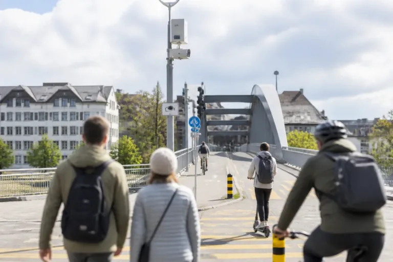 Frauenfeld startet KI-Zählstelle für Fussgänger und Velos am Badsteg