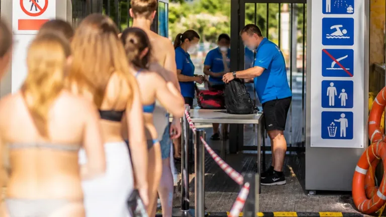 Freibäder verschärfen Kontrollen: Hausverbote, Taschenchecks und Altersgrenzen sollen Konflikte verhindern